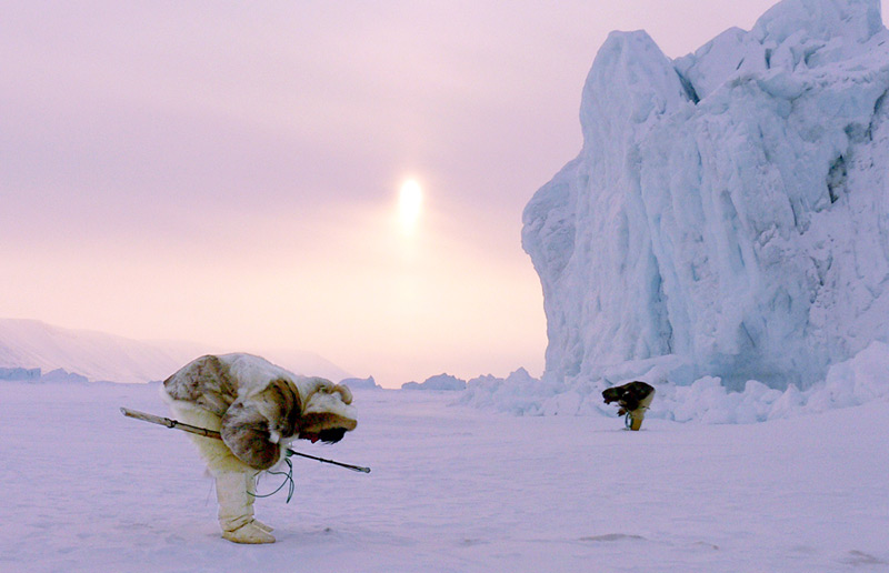 Groenlandse jagers wachten bij ademgaten op zeehonden