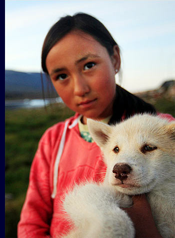 Inuit meisje met sledehond