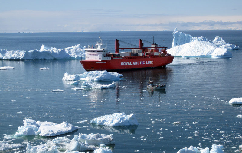 Vrachtschip tussen ijsbergen bij Ilulissat, Groenland