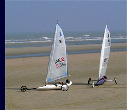 Moderne zeilwagen op het strand