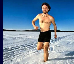 Wim Hof rent door de sneeuw